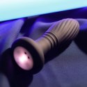 Czarny plug analny z podświetleniem i wibracjami