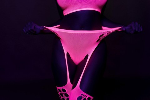Zmysłowy Komplet: Neonowy Crop Top i Pończochy - Różowy - XS/XL